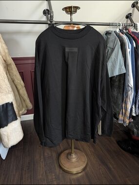 Fear of God ESSENTIALS 3D Logo Badge Single Stitch Oversized Blk Long-Sleeve Tee